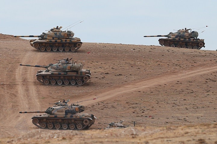 Kαι όμως αυτοί δεν είναι το ISIS αλλά ο τουρκικός Στρατός που ζητωκραυγάζει αλλαχ ακ μπάρ – Δείτε το βίντεο